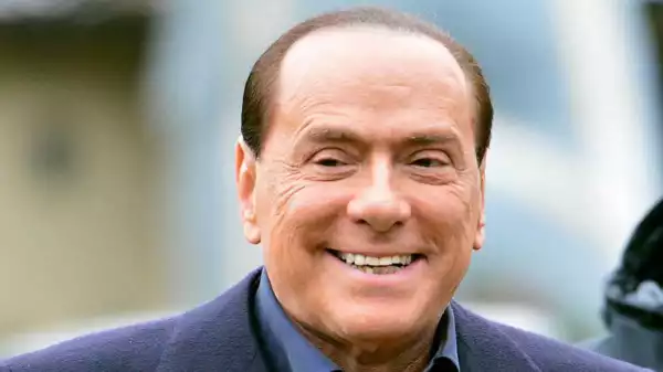 Berlusconi backs new Milan owners